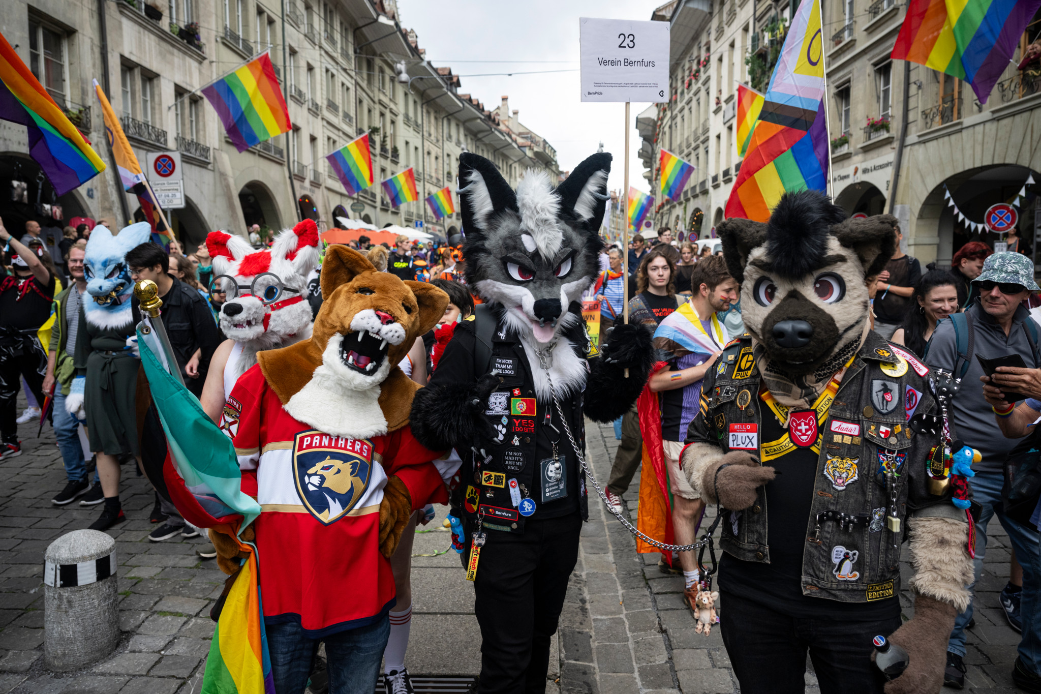 Teilnehmer in Tierkostümen marschieren bei der BernPride 2025 in Bern. Regenbogenfahnen und Schilder im Hintergrund. Teilnehmer in Tierkostümen marschieren bei der BernPride 2025 in Bern. Regenbogenfahnen und Schilder im Hintergrund.