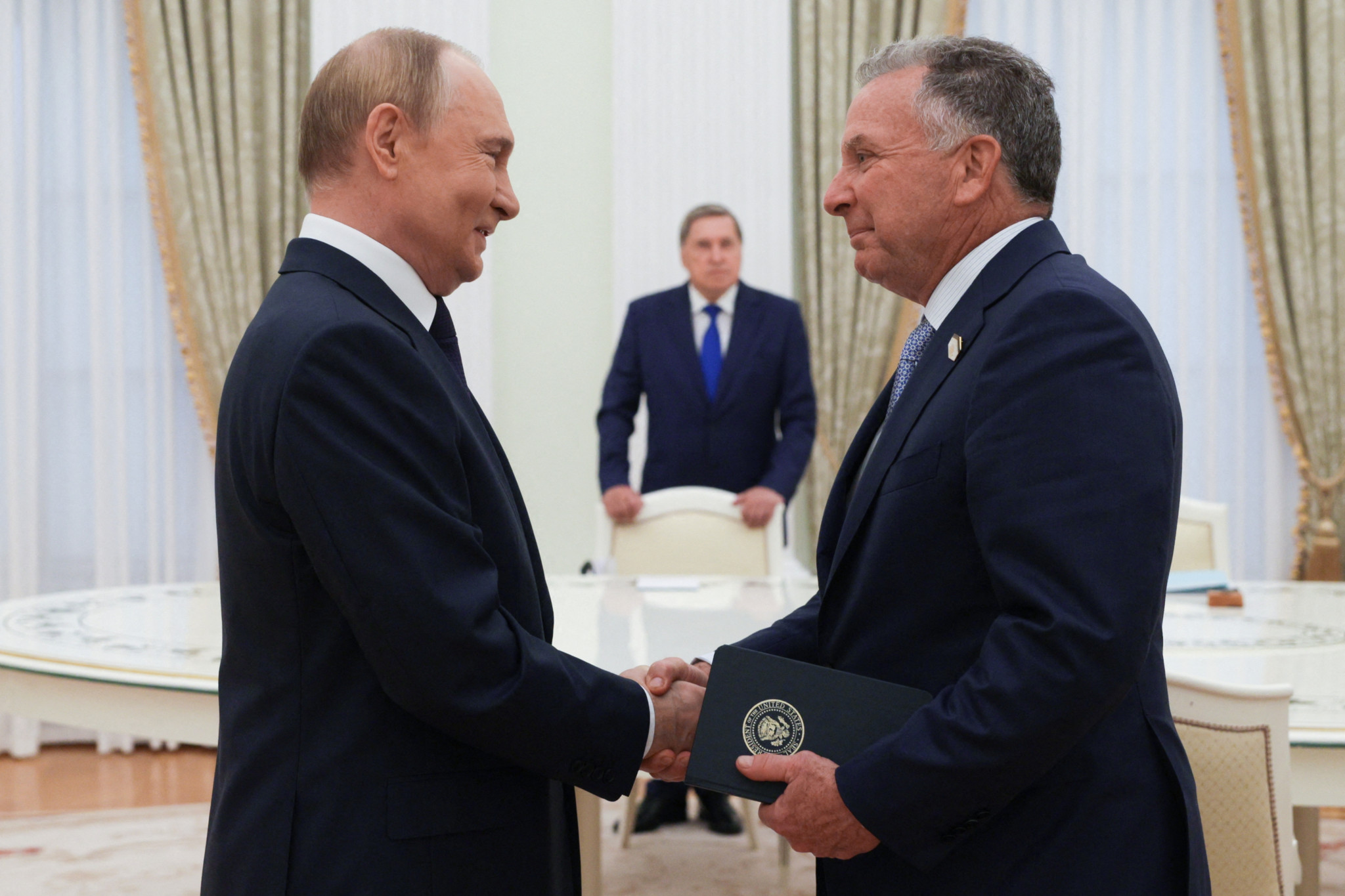 Le président russe Vladimir Poutine serre la main de l’envoyé spécial américain Steve Witkoff avant leur entretien à Moscou, le 6 août 2025. Le président russe Vladimir Poutine serre la main de l’envoyé spécial américain Steve Witkoff avant leur entretien à Moscou, le 6 août 2025.