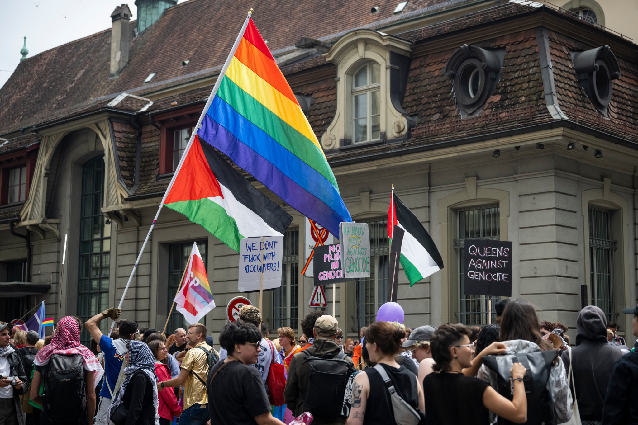 Menschenmenge bei der BernPride 2025 in Bern, die Regenbogen- und Protestflaggen hält. Gebäude im Hintergrund. Menschenmenge bei der BernPride 2025 in Bern, die Regenbogen- und Protestflaggen hält. Gebäude im Hintergrund.