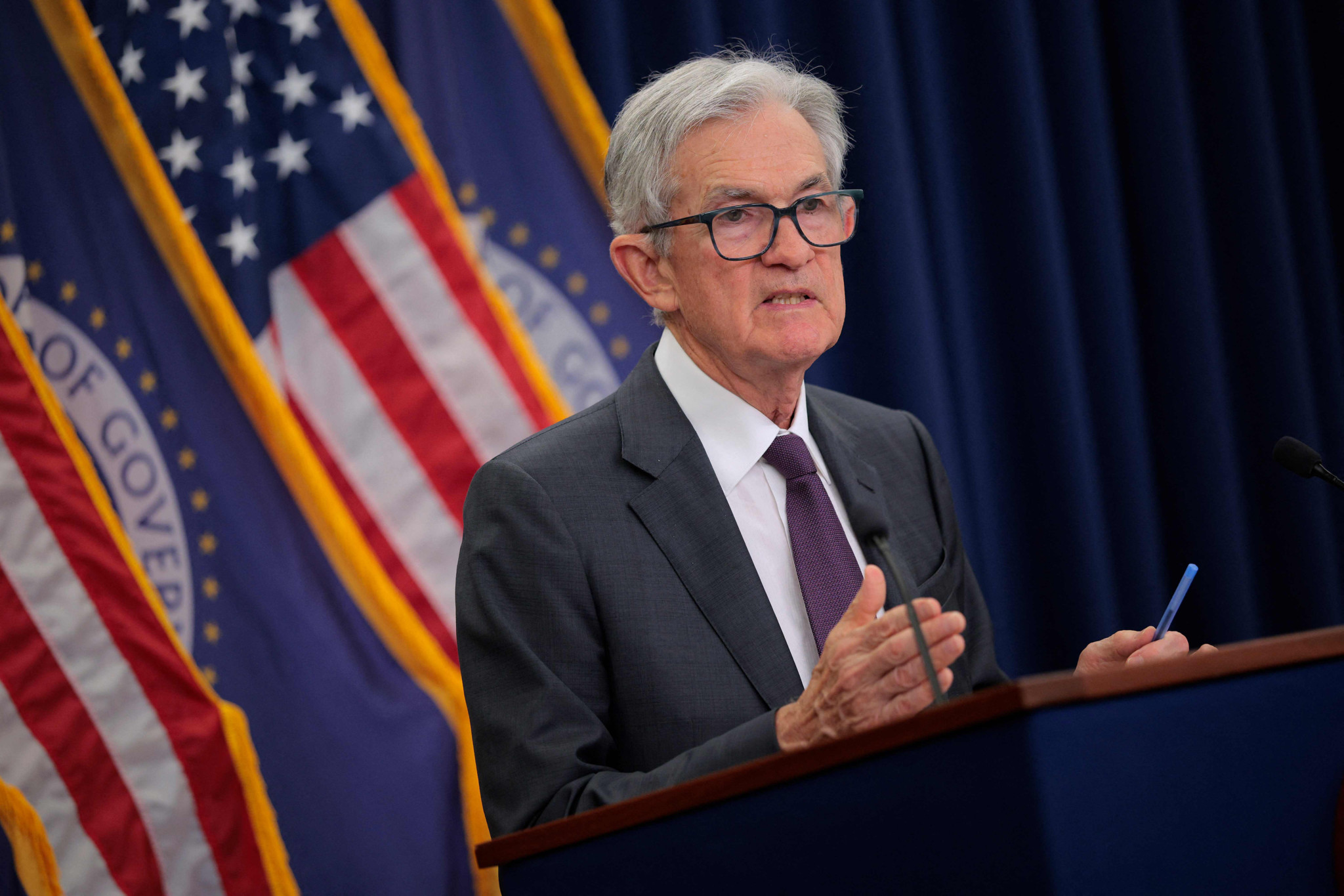 Le président de la Réserve fédérale, Jerome Powell, s’adresse aux journalistes après les réunions du Comité fédéral de l’open market à Washington, DC, devant le drapeau américain en arrière-plan, le 30 juillet 2025.