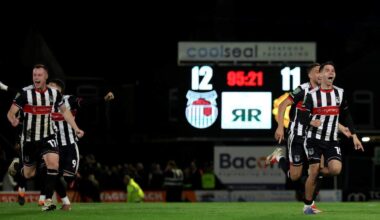 De spelers van Grimsby Town gaan uit hun plaat na de beslissende strafschop.