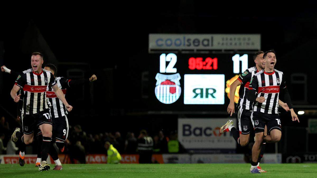 De spelers van Grimsby Town gaan uit hun plaat na de beslissende strafschop.