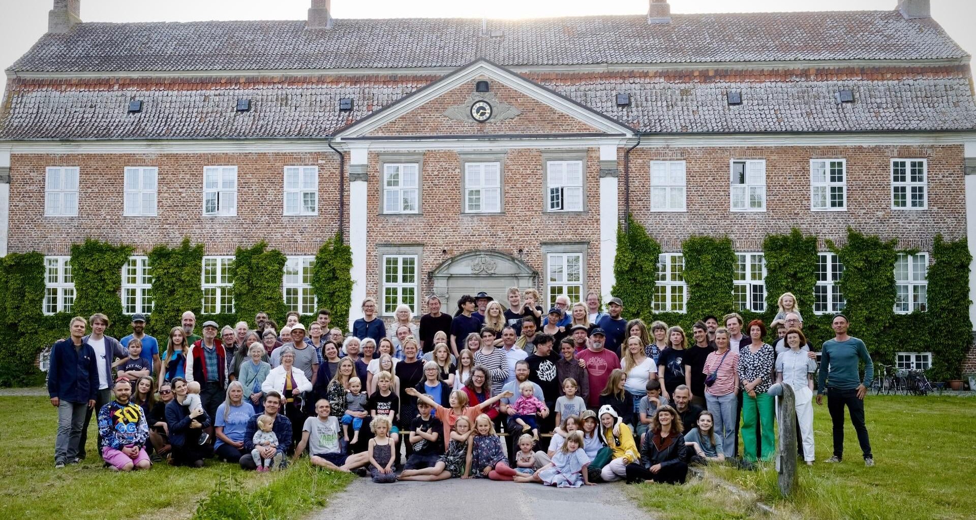 På et gods omgivet af marker lever 100 mennesker med fællesøkonomi