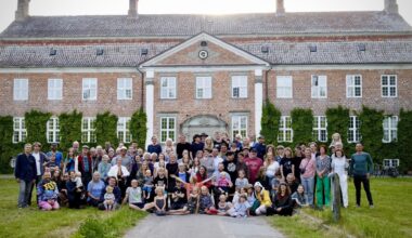 På et gods omgivet af marker lever 100 mennesker med fællesøkonomi