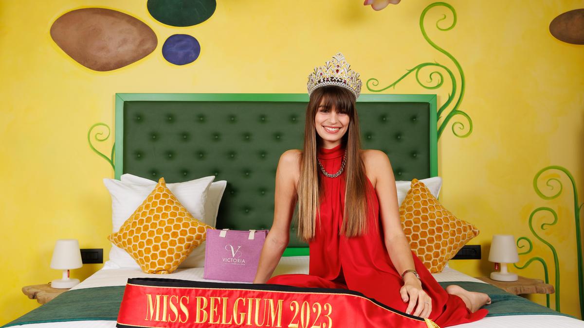 Ex-Miss België verkoopt haar kledij in Waasland Shopping