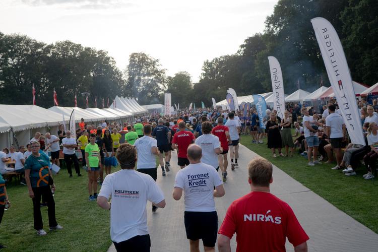 Mærsk ansatte må løbe uden logo på trøjen af sikkerheds grunde
