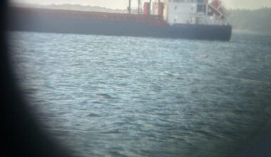 I en dansk havn [Frederiksværk] læsser mystiske skibe russiske varer af. Og ingen har planer om at stoppe dem