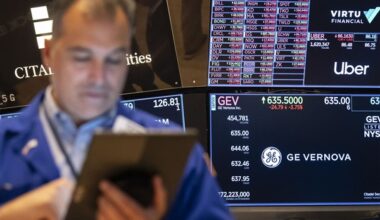 Wall Street clocks another winning week