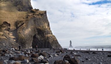 Wave Nearly Sweeps Group of Tourists Away in Iceland (Video)