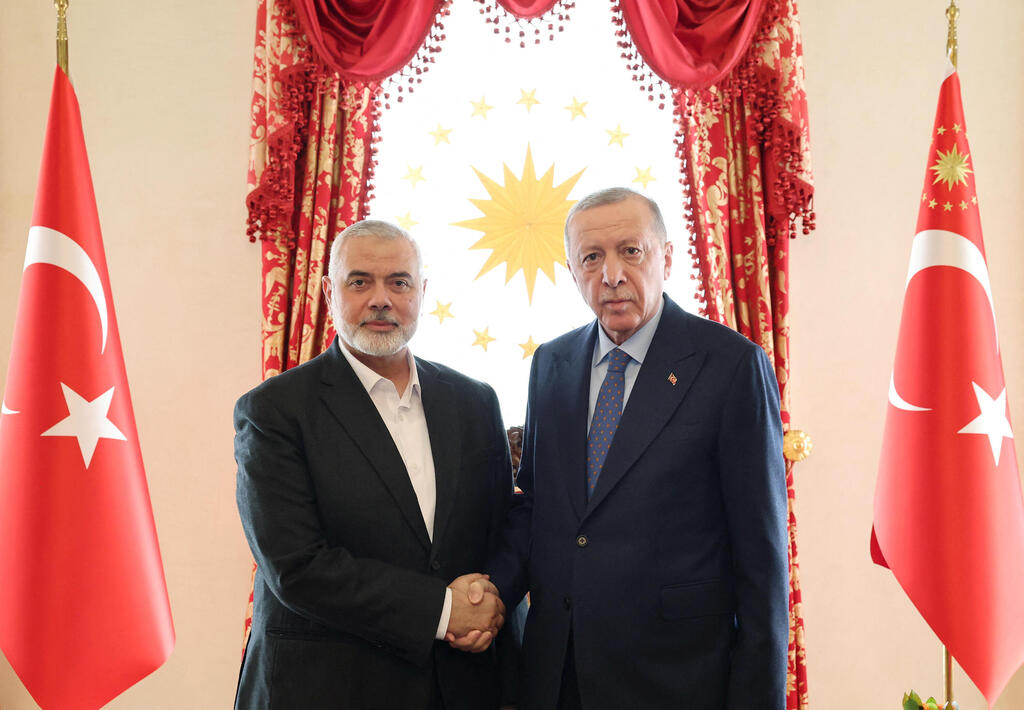 Ismail Haniyeh, former head of Hamas’s political bureau, meeting with Turkish President Recep Tayyip Erdoğan (Photo: Murat Cetinmuhurdar/Turkish Presidential Press Office/ REUTERS) אסמאעיל הניה, יו"ר הלשכה המדינית של חמאס, בפגישה עם נשיא טורקיה, רג'פ טאיפ ארדואן