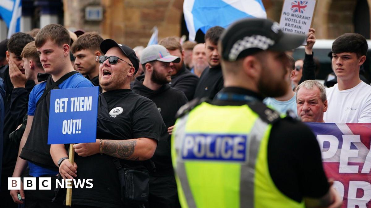 Hundreds turn out for Perth protests over asylum hotels