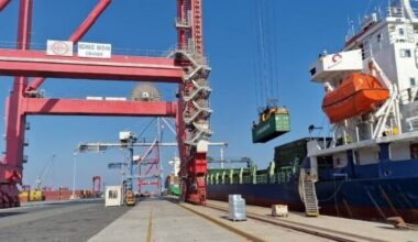 cargo ship loading aid