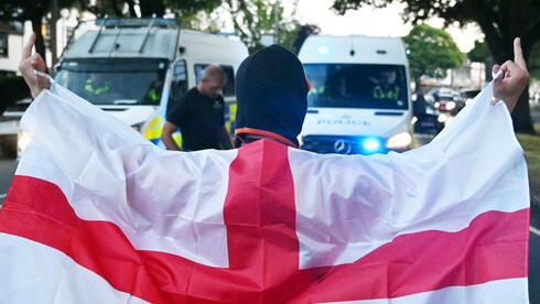 'Raise the Colors' campaign divides Britain amid immigration protests