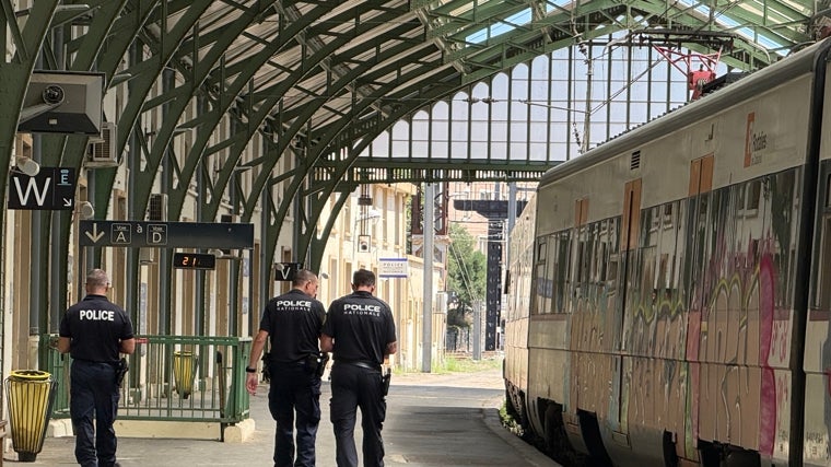 Agentes de la policía francesa tras revisar el pasaje de un tren procedente de España