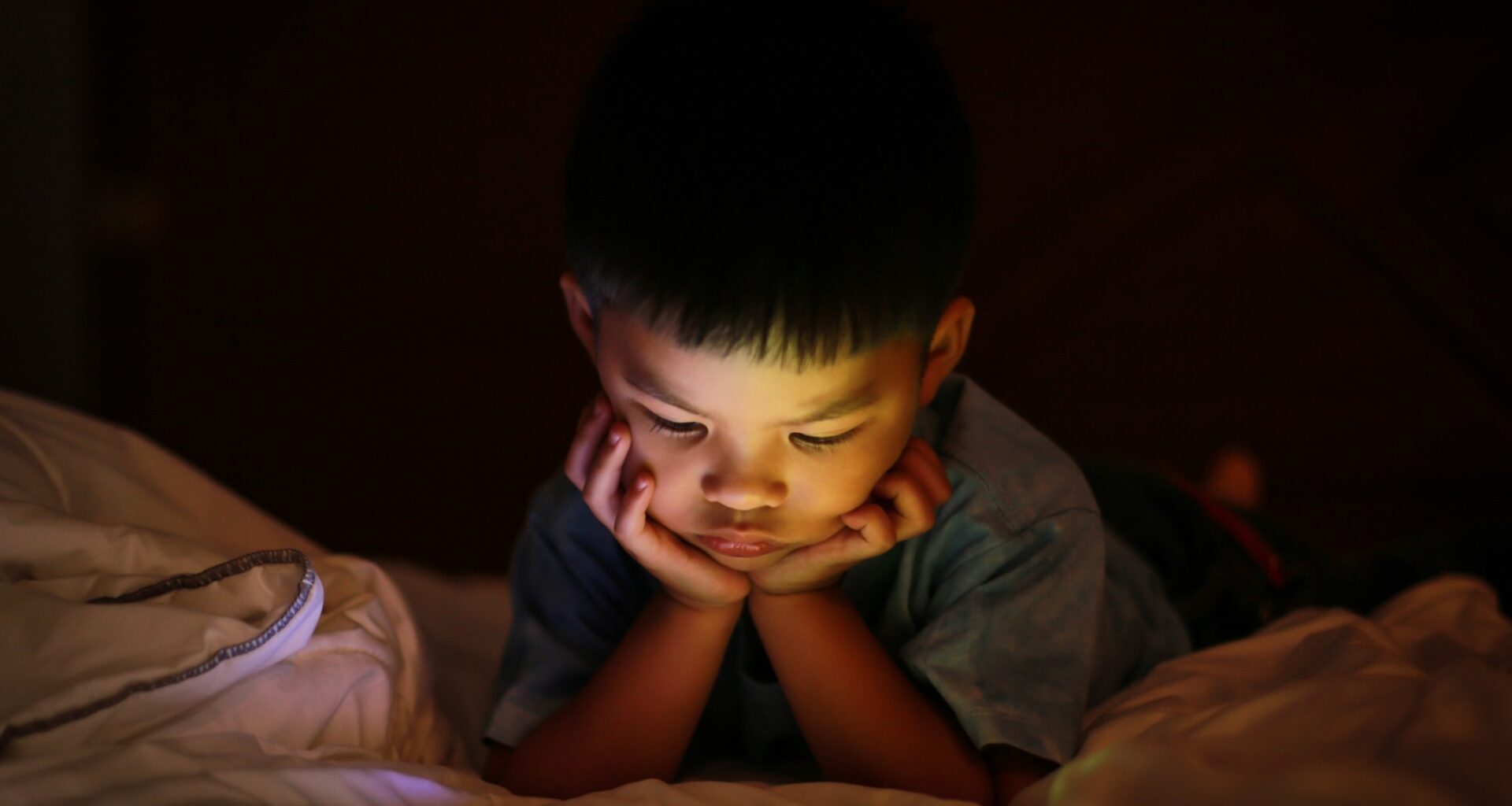Study: Screen Time Is Associated With Cardiometabolic and Cardiovascular Disease Risk in Childhood and Adolescence. Image Credit: vinnstock / Shutterstock