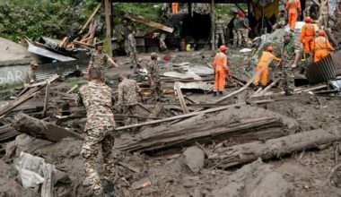 Flash floods kill more than 280 people in India and Pakistan as thousands flee