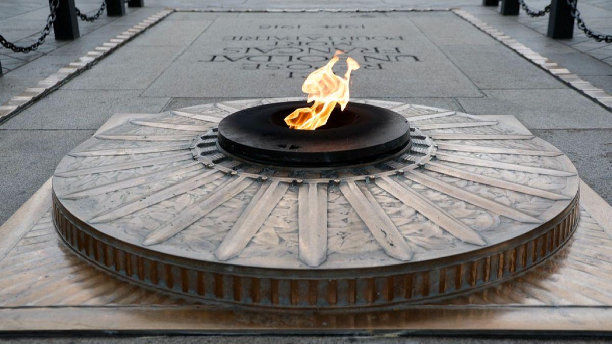 Paris : l'homme ayant allumé sa cigarette avec la flamme de la tombe du Soldat inconnu arrêté