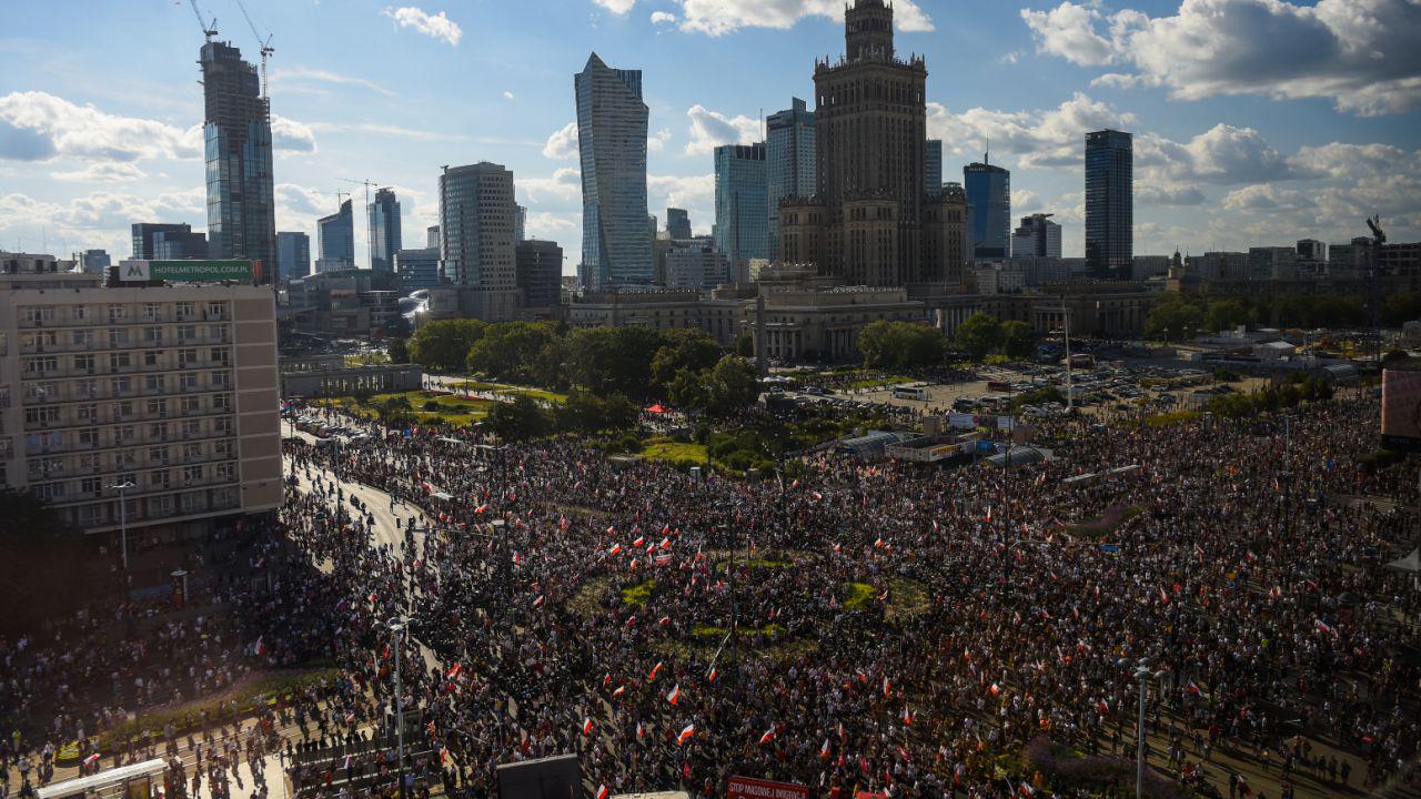 Sirens wail as Polish capital stands still to mark 81 years since Warsaw Uprising