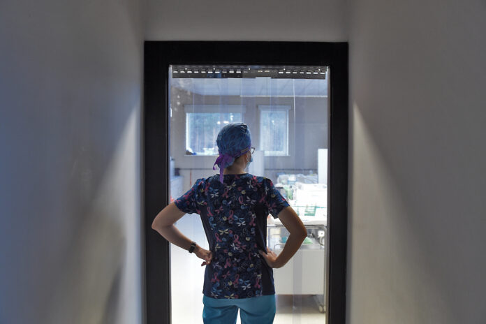 Doctors warn: Without pay rise, Latvia will become a “well-guarded cemetery”