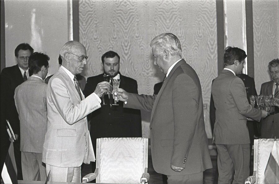 The late Estonian president Lennart Meri (left) and the late Russian president Boris Yeltsin raising a toast in Moscow on 26 July 1994, after Yeltsin signed an agreement to withdraw the Russian troops from Estonia. Photo by the National Archives of Estonia.