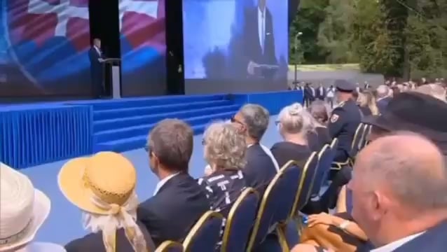 Pamprezident sa trosicku opustil (zomri)