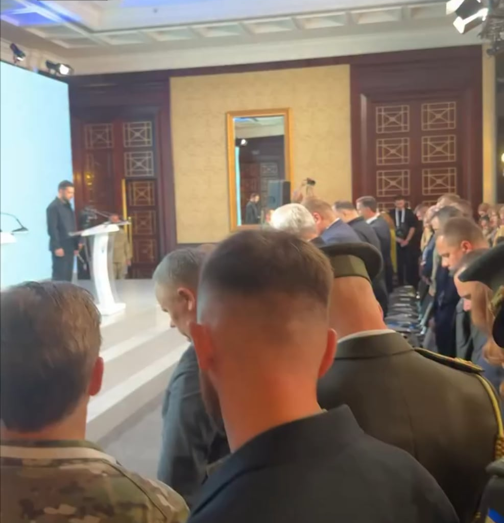 Rutte and Zelenskyy Hold Moment of Silence Honoring Fallen Soldiers