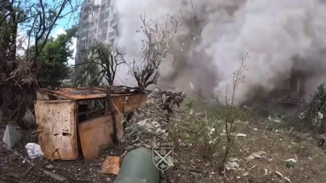 A Ukrainian Leopard 2A4 tank fires at a multi-story building occupied by a Russian DRG from close range in Pokrovsk