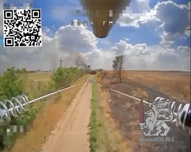 An FPV pilot of the Ukrainian 81st Brigade attacks an already burning Russian MBT at the moment one of the surviving crew members tries to evacuate the vehicle. Serebrianka, Donetsk Oblast. Geolocation: 48.9031, 38.1350