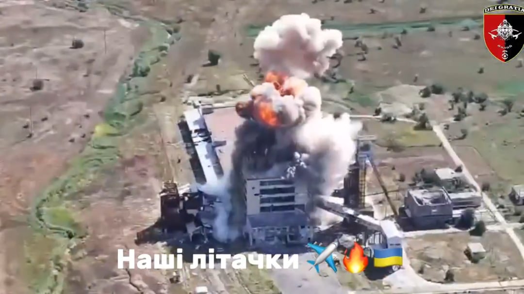 Ukrainian 30th Mechanized Brigade's recon unit identified the location of a Russian FPV drone team. Later, the building of Salt Mine №7 was struck with two guided bombs. Soledar city, Donetsk region. 15.08.2025