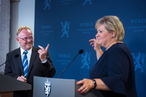 Oslo  20180813.
Pressekonferanse med statsminister Erna Solberg og avtroppende fiskeriminister Per Sandberg  etter ekstraordinært statsråd der Harald Tom Nesvik erstattet  Sandberg i posten som fiskeriminister.

Foto: Heiko Junge / NTB