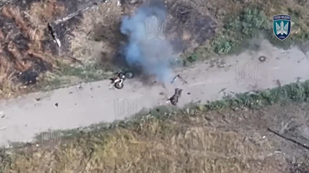 A russian invader riding on a scooter was beheaded by an FPV drone operated by Ukraine’s 414th UAV Brigade, the ‘Birds of Magyar.’ The video was published on August 9, 2025
