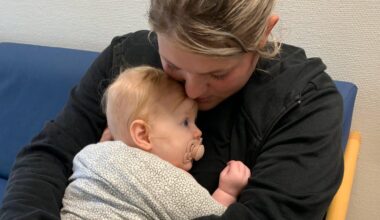 Far er chokeret over, at dømt bedrager nu læser medicin