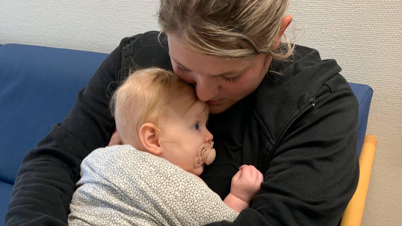 Far er chokeret over, at dømt bedrager nu læser medicin