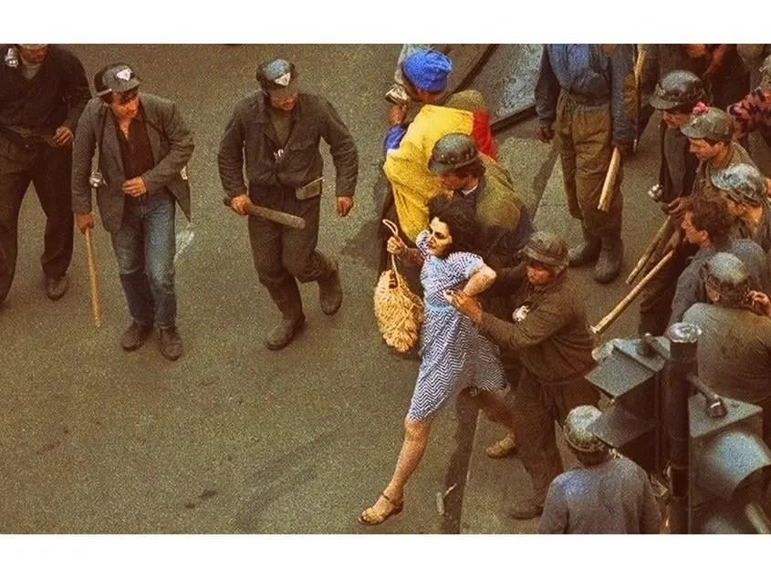 INTERVIU. În ziua înmormântării lui Ion Iliescu, mesaj de la „femeia în rochie albastră”, cea devenită simbol după ce a fost bătută de mineri. „Mă uit în jur și văd tineri de 40 de ani cu idei anti-democratice”
