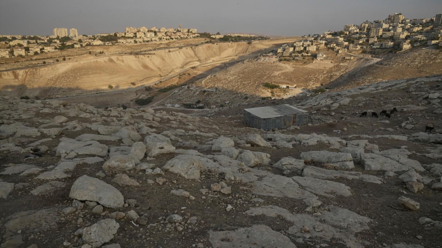 Israel approves settlement project that could divide the West Bank