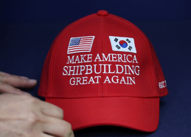 The presidential office unveiled the "MASGA" (Make American Shipbuilding Great Again) cap on August 3. "MASGA" is a slogan created by the Ministry of Trade, Industry, and Energy to succinctly convey the shipbuilding cooperation details in the recent U.S.-South Korea tariff negotiations. The South Korean negotiation team prepared this cap along with large panels for the occasion. (Yonhap)