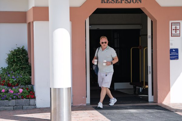 Tidligere Frp-topp og statsråd, nå TV-profil, Per Sandberg møter Nettavisen til intervju i Lillestrøm. Sandberg kommer direkte fra Vietnam, hvor han nå bor store deler av året.