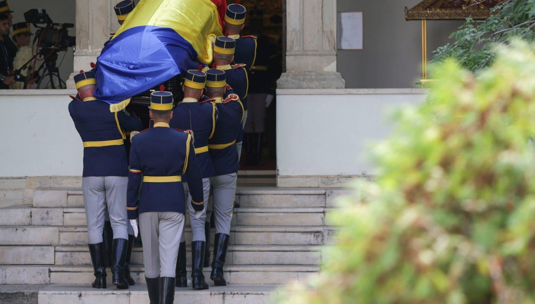 VIDEO Ion Iliescu, ignorat de români la funeralii. Zeci de mii de oameni la funeraliile lui Corneliu Coposu și Regelui Mihai, străzi pustii la Iliescu