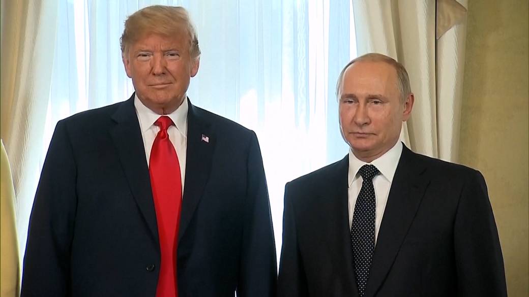 Click to play video: 'Trump ‘very unhappy’ with Russia, threatens 100% tariffs if no deal to end Ukraine war in 50 days'