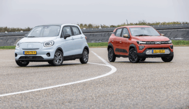 De Leapmotor T03 (links) en Dacia Spring (rechts) behoren tot de goedkoopste auto’s van Nederland. 