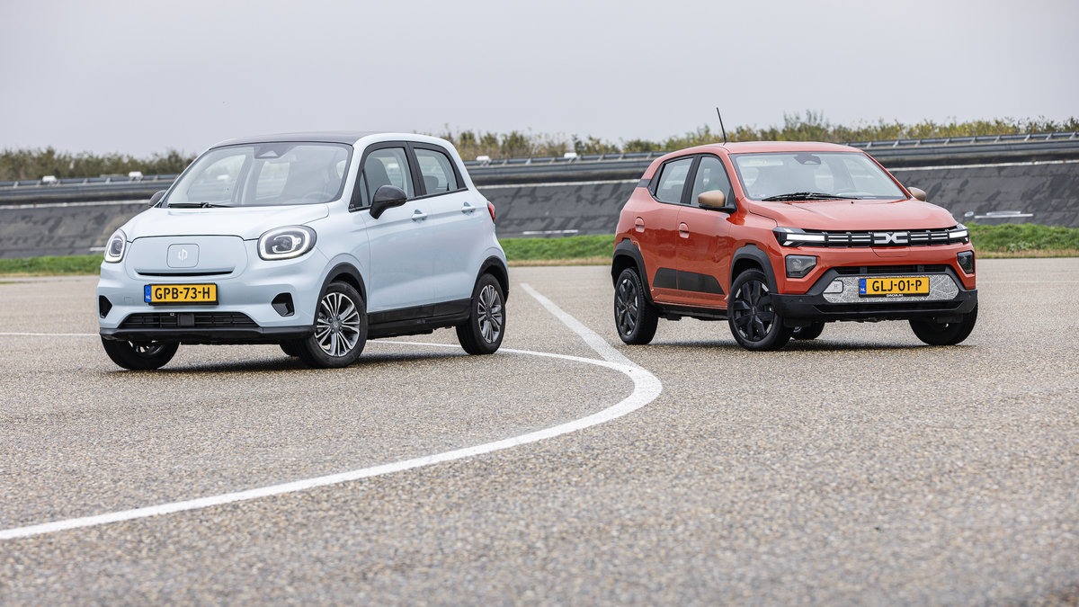 De Leapmotor T03 (links) en Dacia Spring (rechts) behoren tot de goedkoopste auto’s van Nederland. 