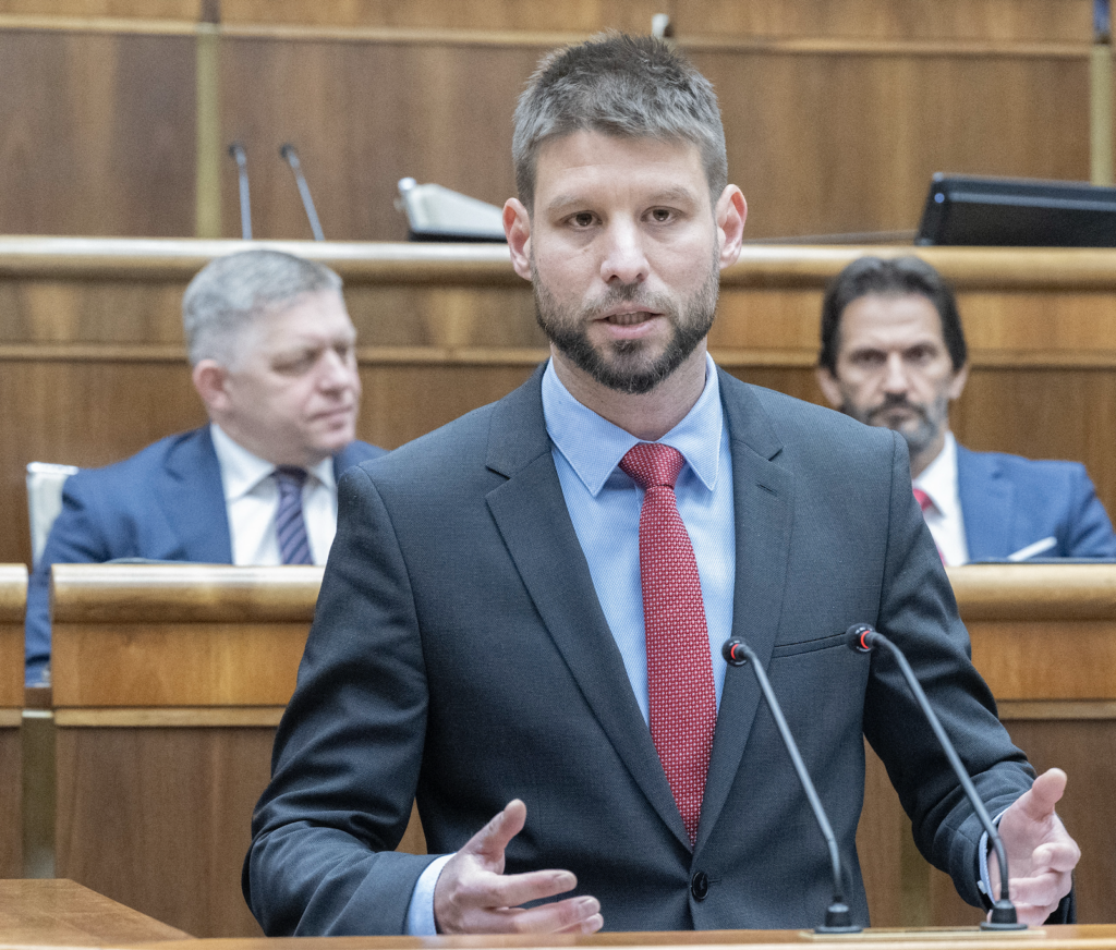 Fico šíri konšpirácie, Slovensko sa rúti do chaosu