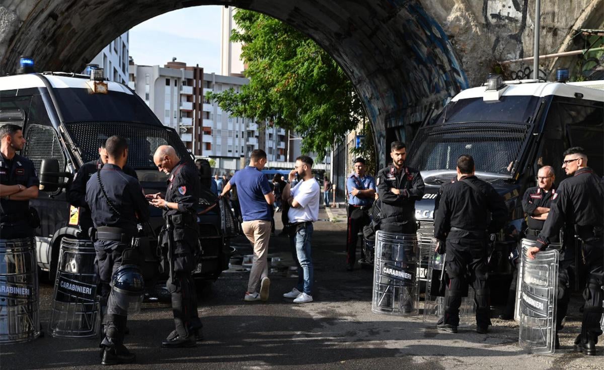 È iniziato lo sgombero del Leoncavallo, storico centro sociale di Milano