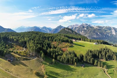 Blick auf das Alpbachtal, ein idyllisches Seitental des Inntals in den Kitzbüheler Alpen.