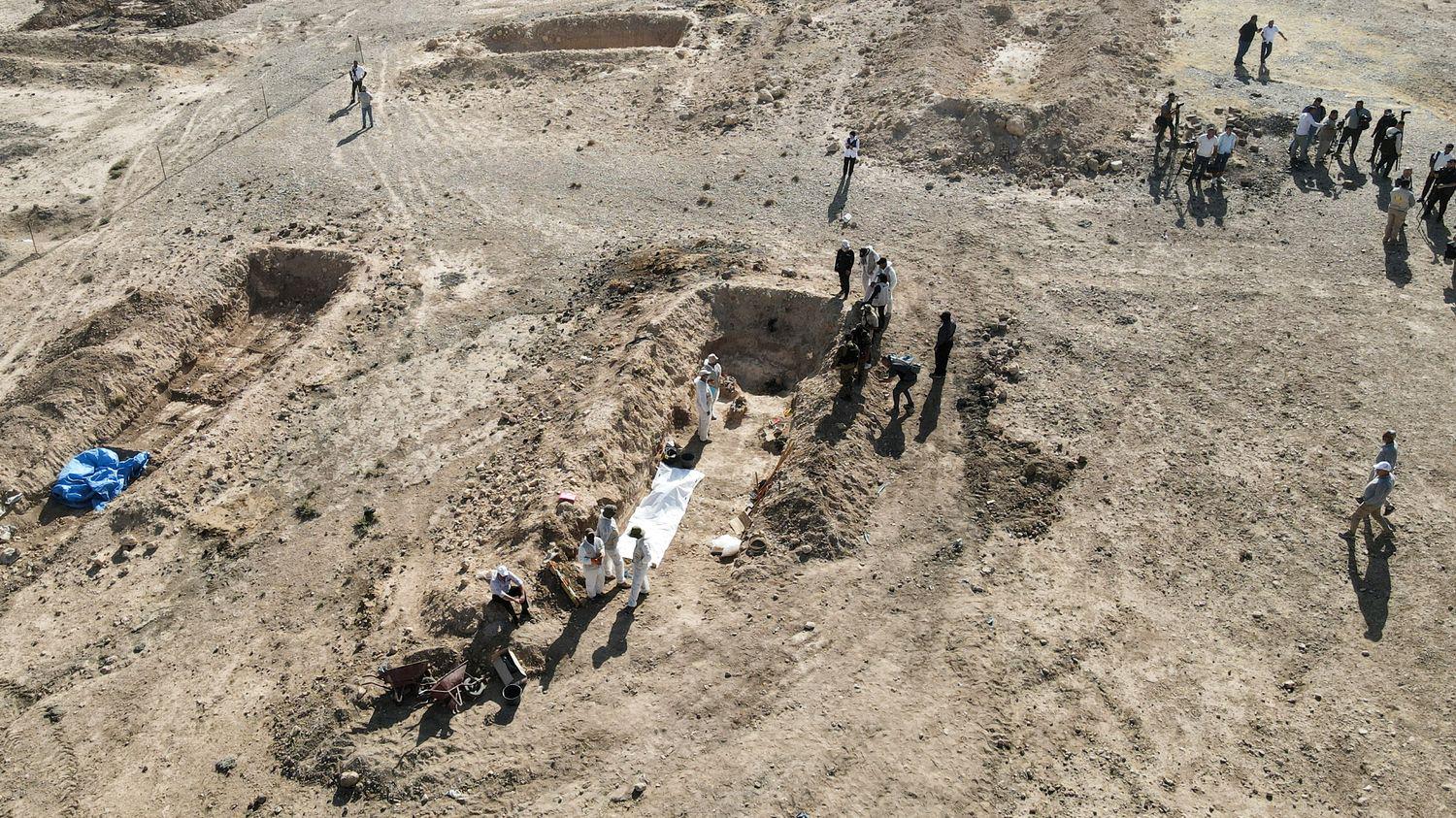 En Irak, les travaux débutent pour exhumer un immense charnier où se trouvent des victimes du groupe Etat islamique