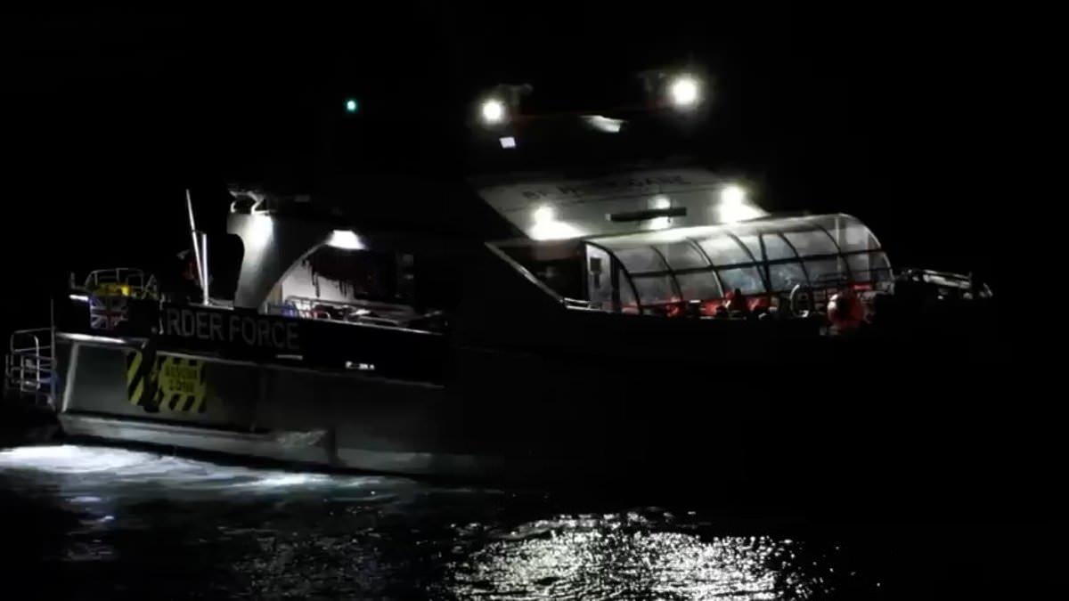 Around 900 migrants arrive in the UK under darkness after Channel interceptions as numbers under 'smash the gangs' Starmer reach 52,180