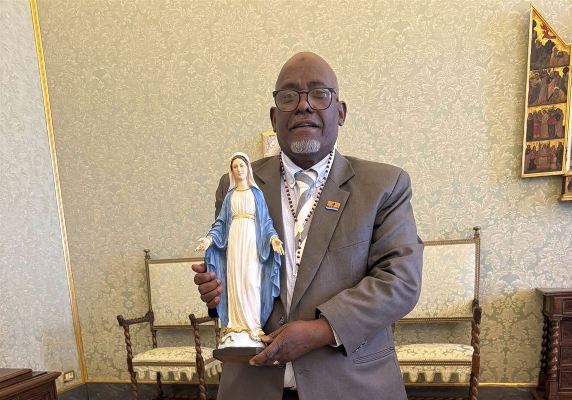 Pope affirms right of people to return home after unjust exile in meeting with Chagos refugees