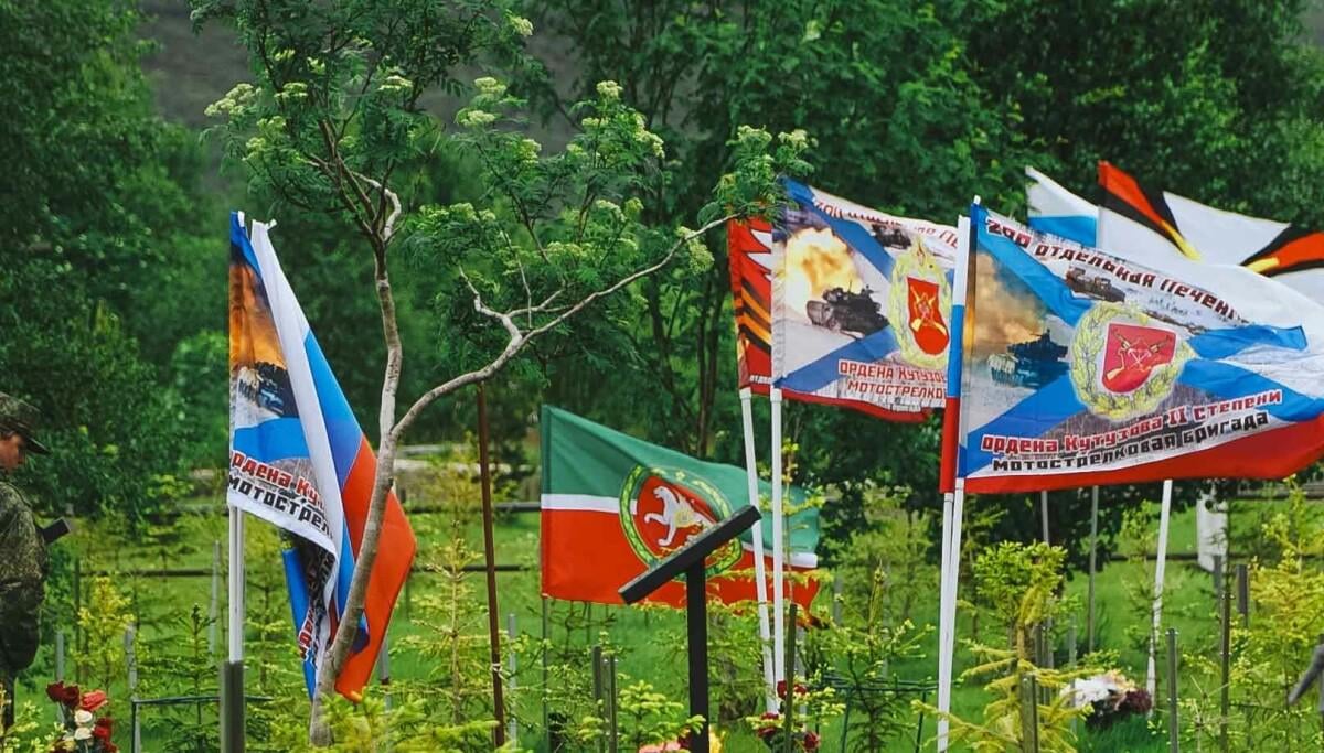 As death toll reaches record high, new names are added to war memorial in Pechenga