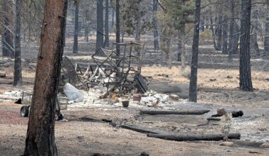 Flat fire destroys bird sanctuary as it threatens 4,000 homes in central Oregon