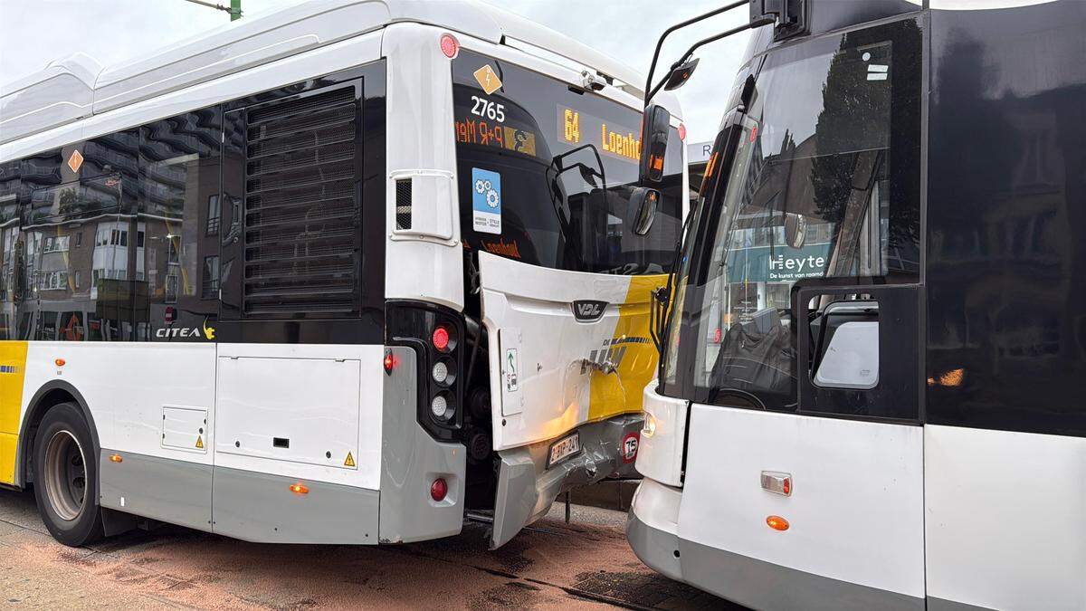 Tram rijdt in op bus in Merksem: drie personen gewond